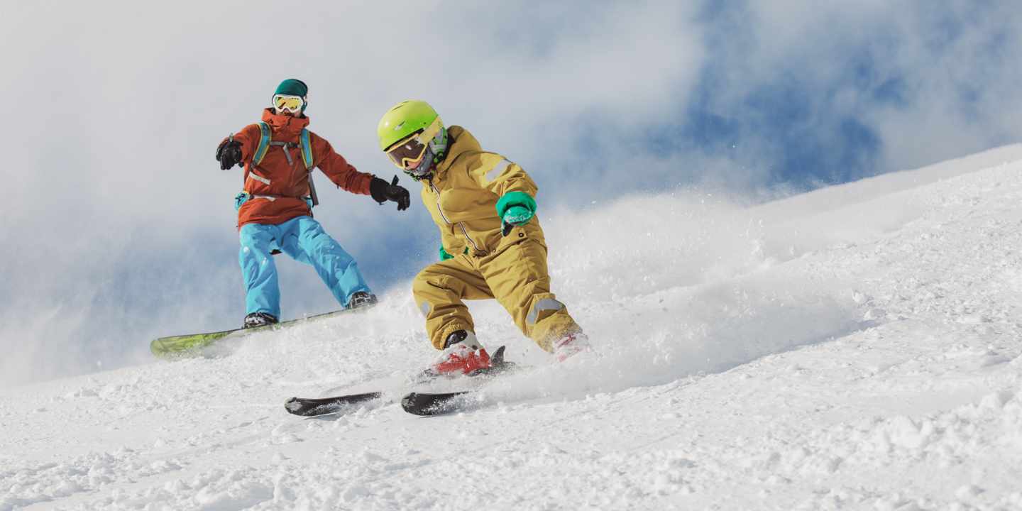 Oesterreich-schnee-vater_und_sohn_fahren_ski-g-1356999163.jpg