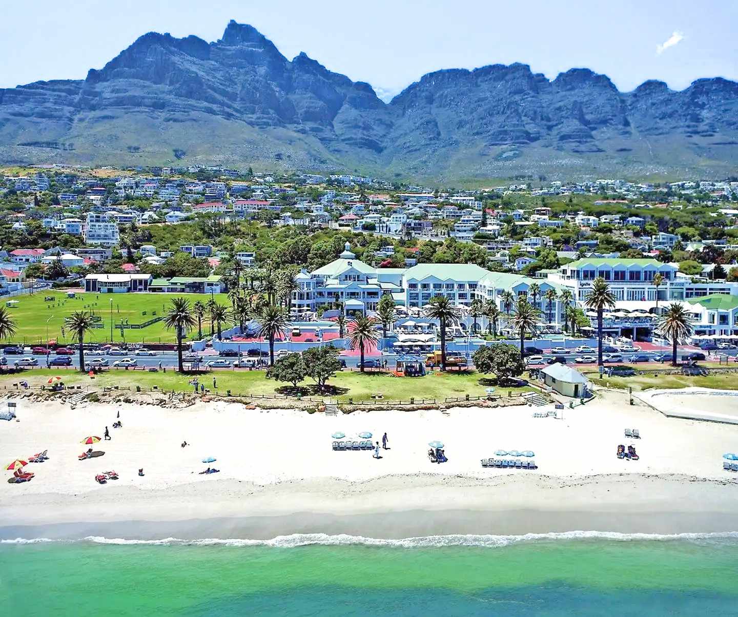 suedafrika-kapstadt-the-bay-hotel-aussenansicht-strand-berge.jpg