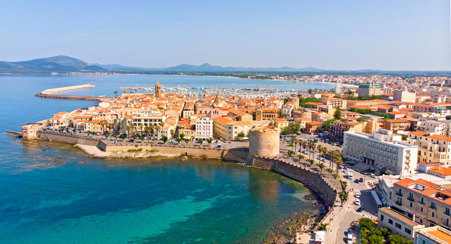 italien-sardinien-alghero-luftaufnahme-g-1691056259.jpg