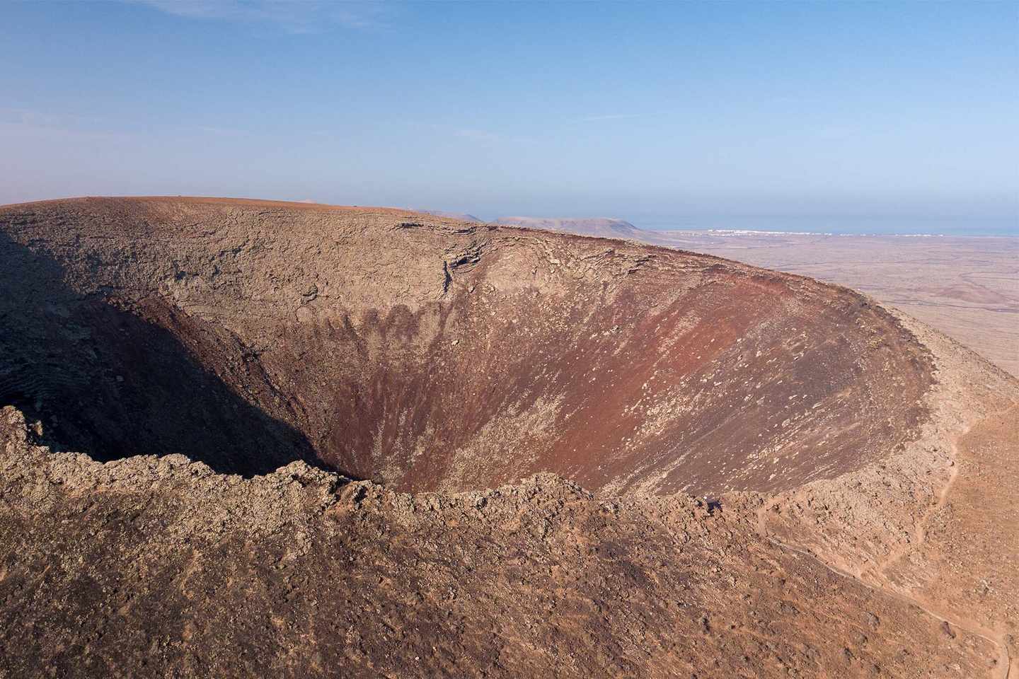 spain-fuerteventura-parque-natural-de-corralejo-vulkankrater-ein-vulkankrater-luftaufnahme-g-1058322662.jpg