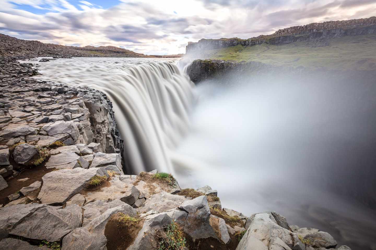 Island_Wasserfall_Dettifoss_GettyImages-467421954.jpg