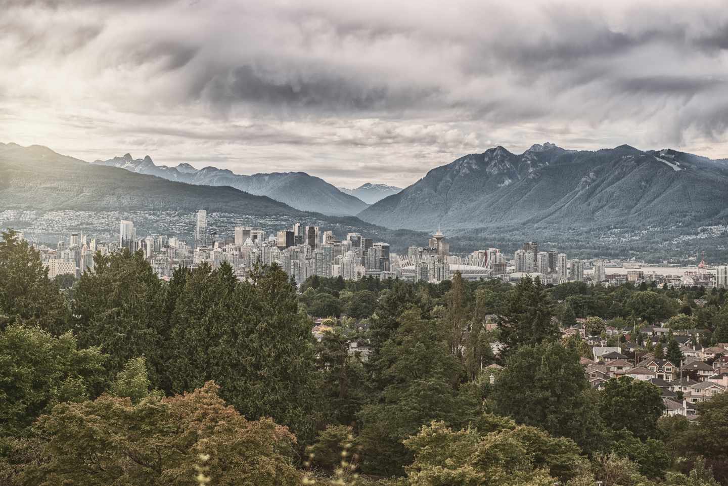 kanada-british-columbia-vancouver-skyline-berge-wald-g-504657339.jpg