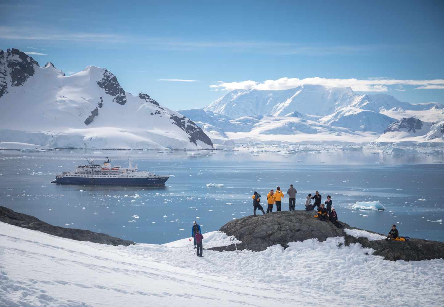 deluxe-antarktis-pa-quark-expeditions-pax_landing_paradise_harbour_acaciajohnson_2.jpg