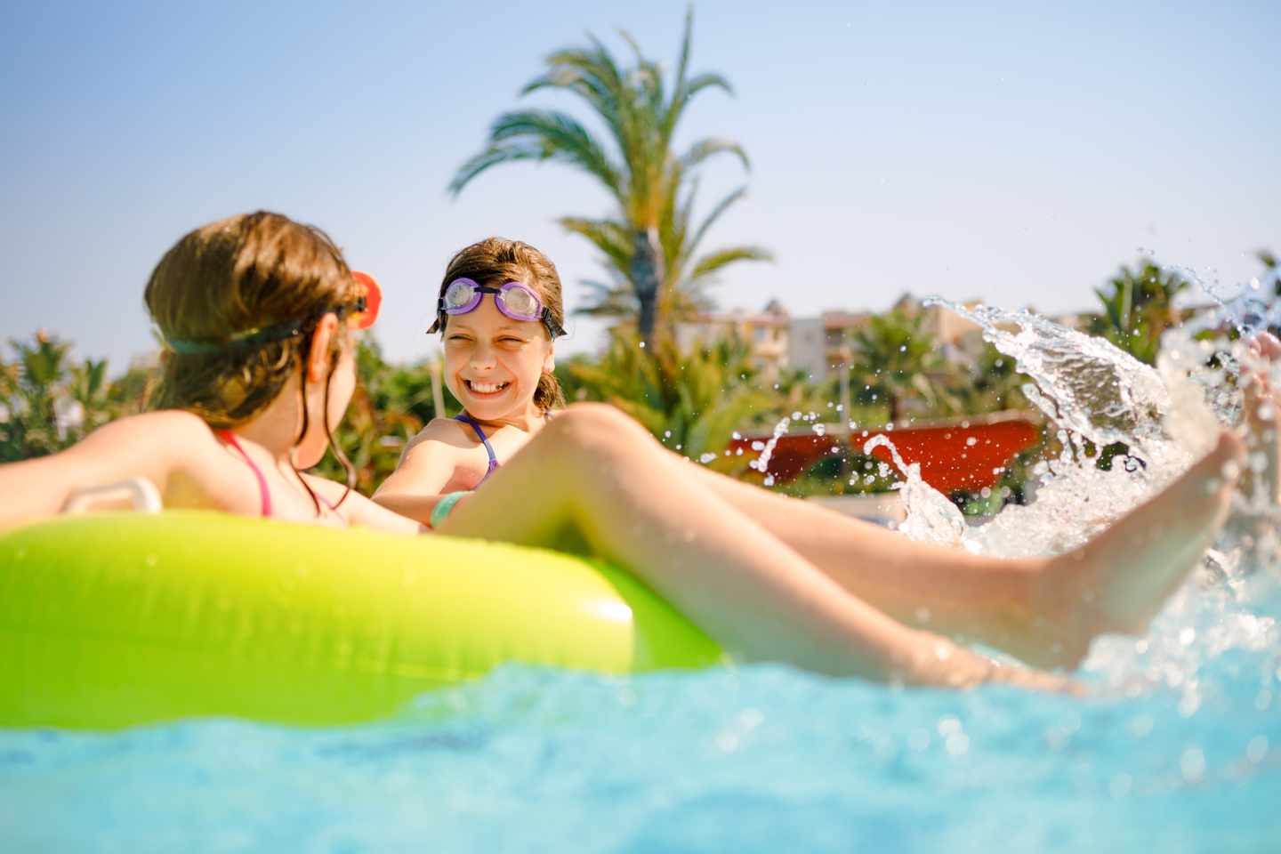 tuerkei-familienurlaub-hotelpool-kinder-schwimmreifen-wasserspass-g-826496906.jpg