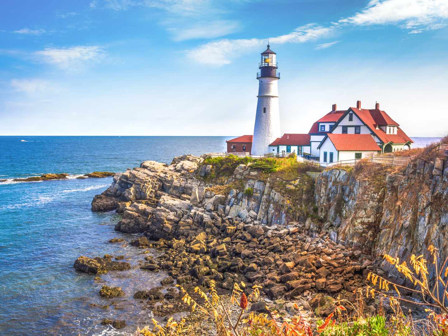 Klippenküste mit Portland Head Leuchtturm in Maine – ein Highlight der schönsten Erlebnisreisen durch Neuengland