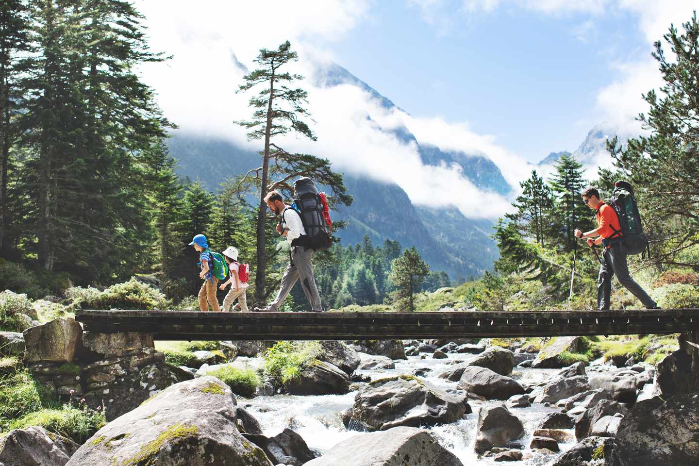 vater-und-kindern-wandern-in-den-bergen-g-1133844468.jpg