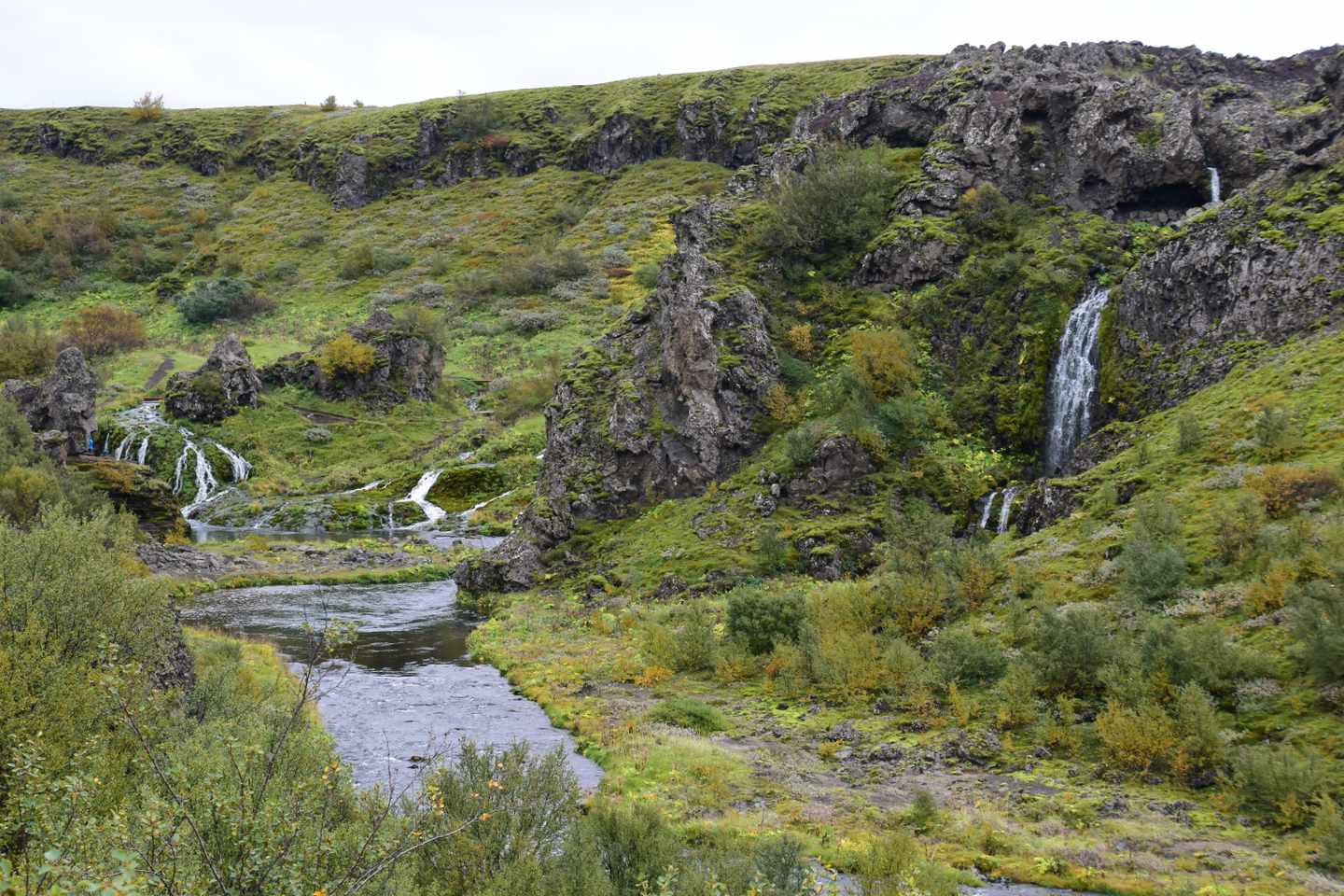 bltd5642b045681f349-island-hochland-fluss-i-lena-herrmann.JPG Blick auf einen Fluss in Islands Hochland