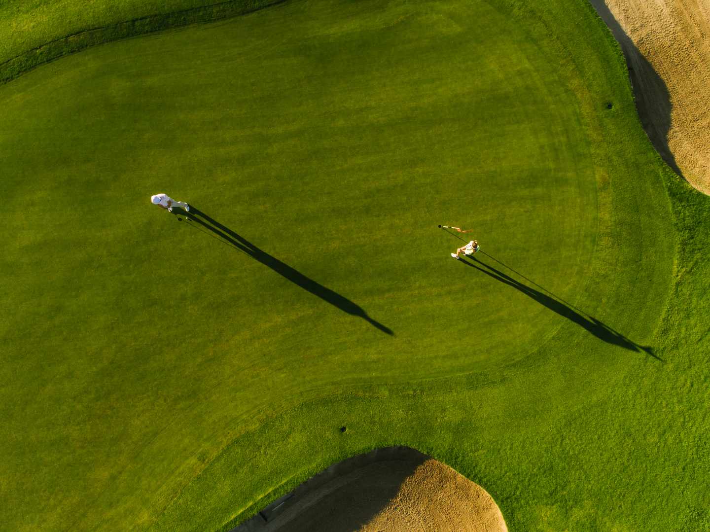 Luftaufnahme eines Golfplatzes mit 2 Spielern