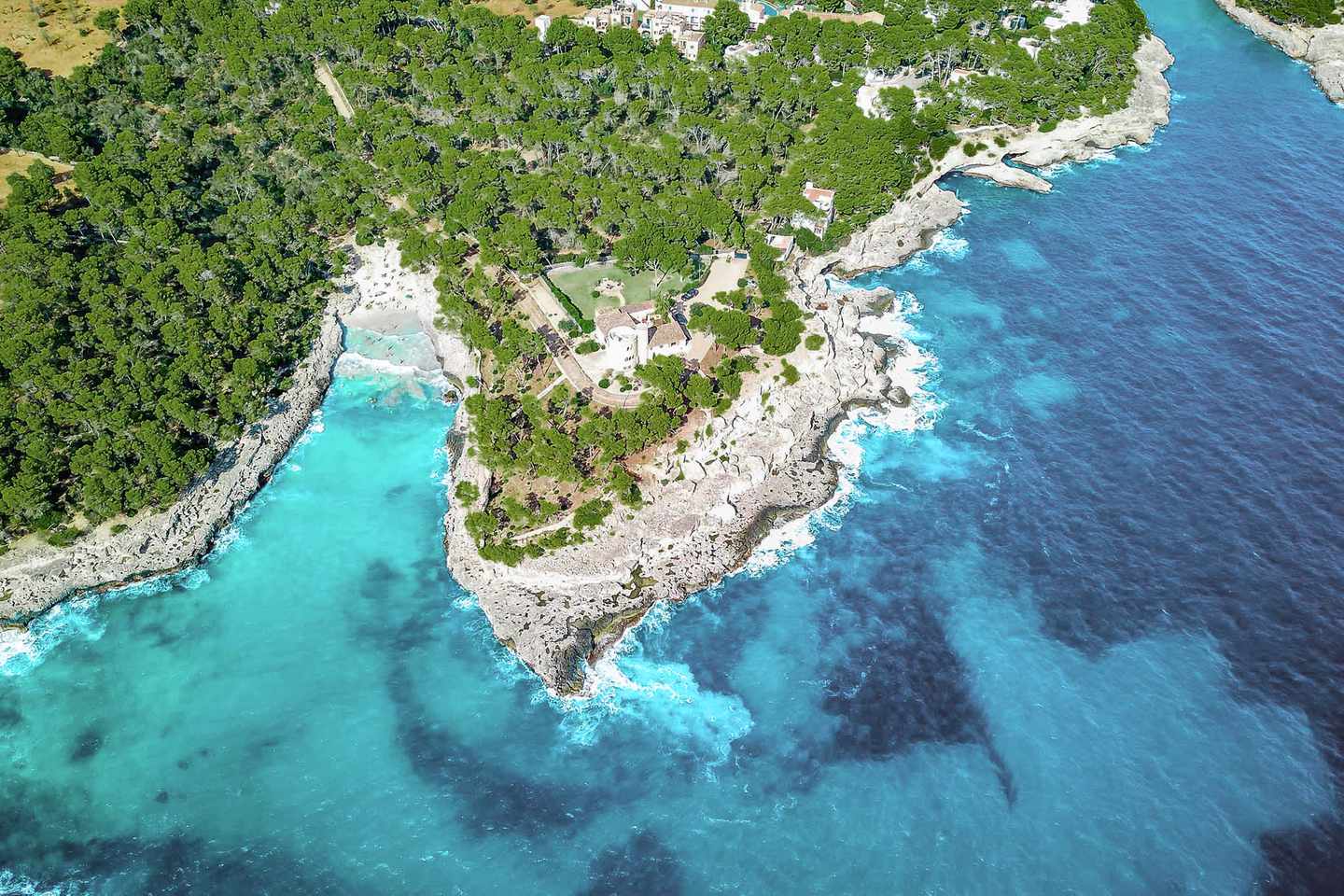 spanien-mallorca-parc-natural-sueden-luftaufnahme-der-insel-mit-der-bucht-punta-de-sa-guardia-g-1297607981.jpg