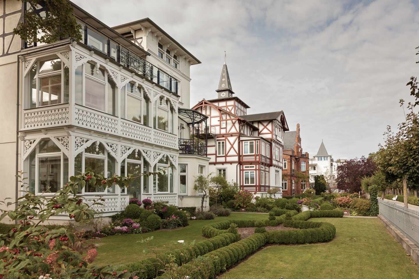 deutschland-mecklenburg-vorpommern-ruegen-binz-haeuser-strandpromenade-g-1267523587.jpg