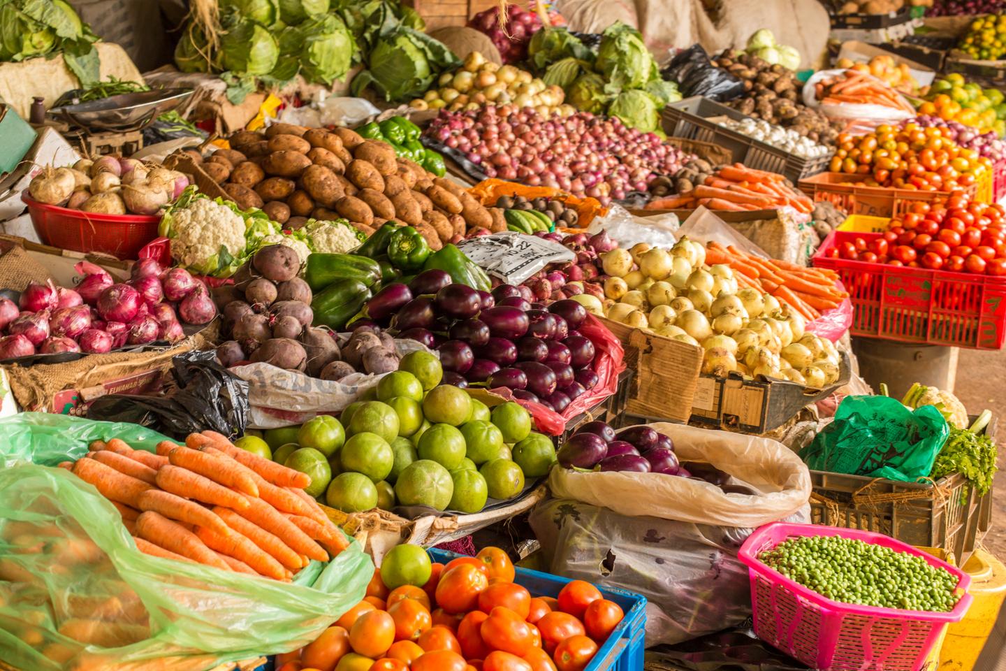 kenia-nairobi-gemuese-markt-g-160342236.jpg