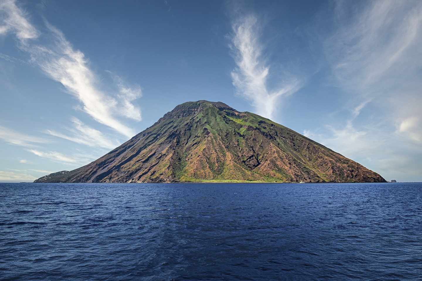 italien-liparische-inseln-stromboli-vulkan-g-1191281043.jpg