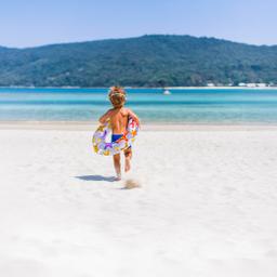 osterurlaub-kv-2026-kind-schwimmring-strand-meer-g-1126190246_bearb.jpg