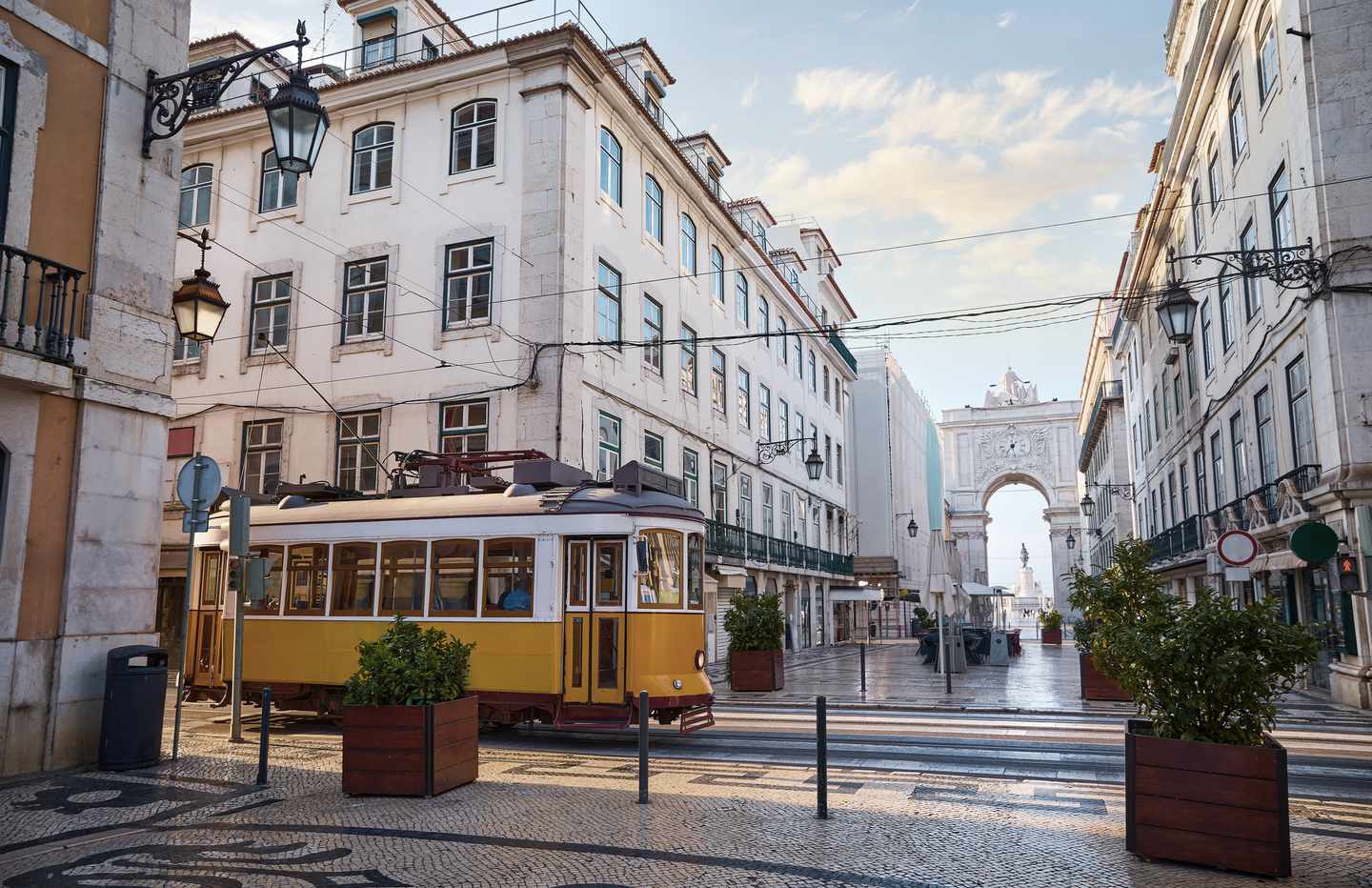 Portugal-Lissabon-Retro-Straßenbahn-g-1864406121.jpg