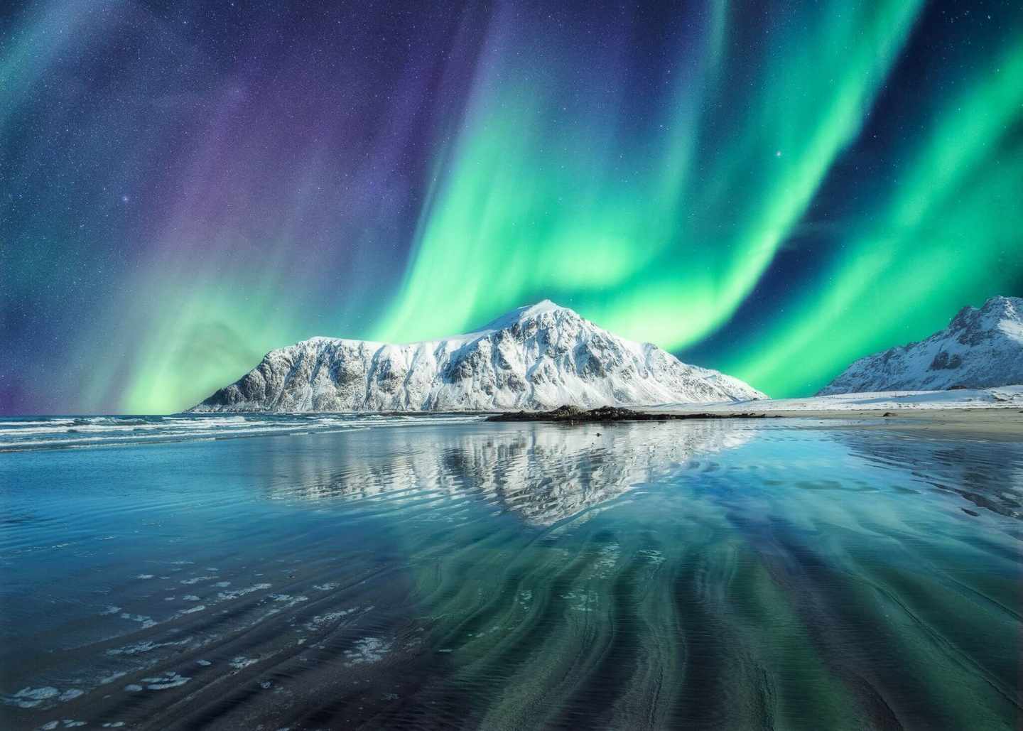 norwegen-lofoten-skagsanden-nordlichter-ueber-eisberg-g-1203760619.jpg