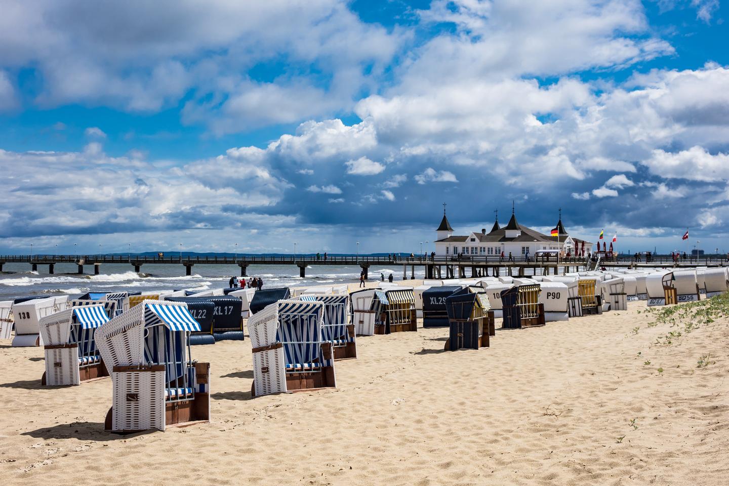 deutschland-usedom-pier-seebruecke-ahlbeck-strandkoerbe-g-609055514.jpg