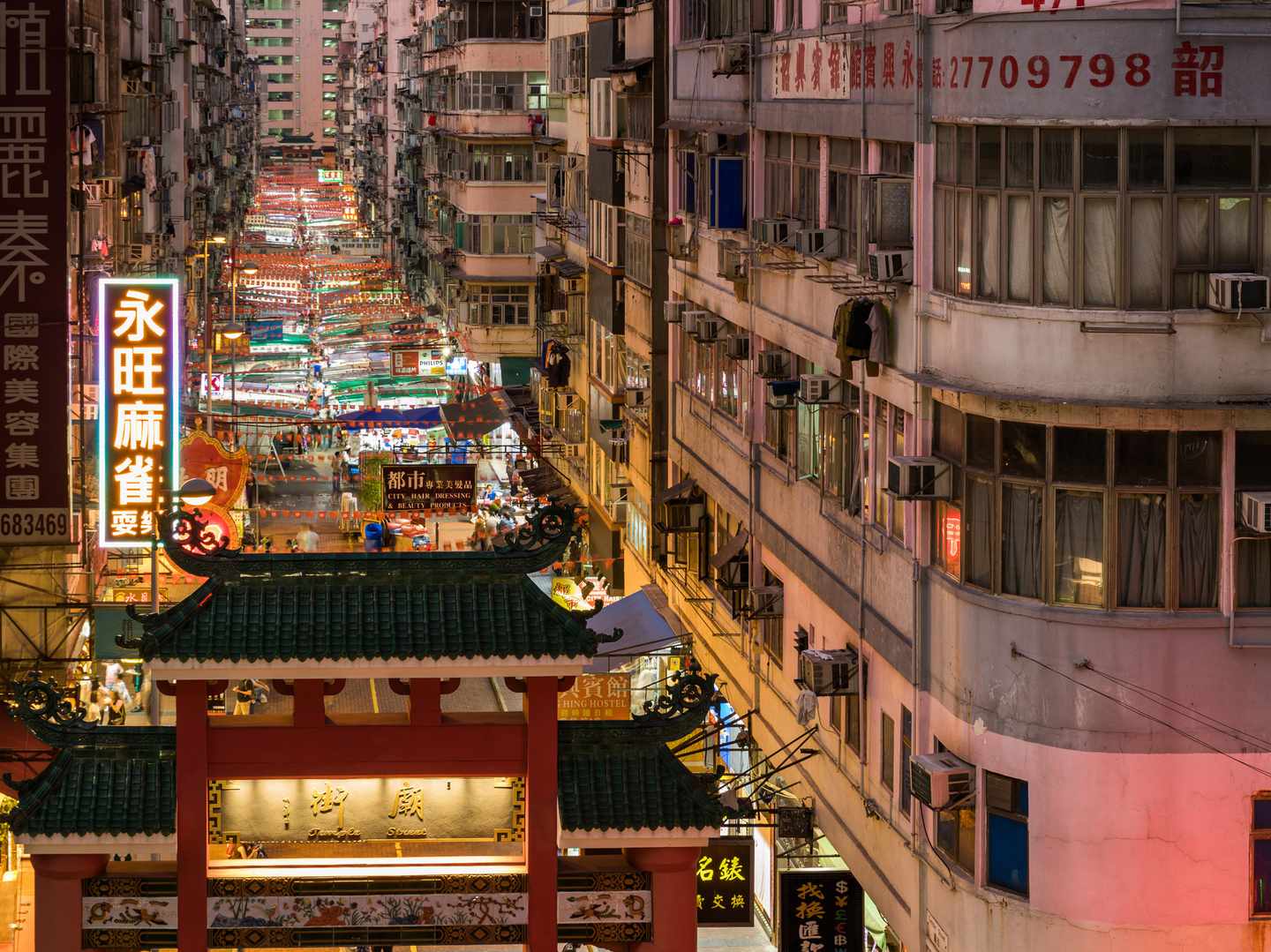 china-hongkong-night-market-temple-street-t-963389712.jpg