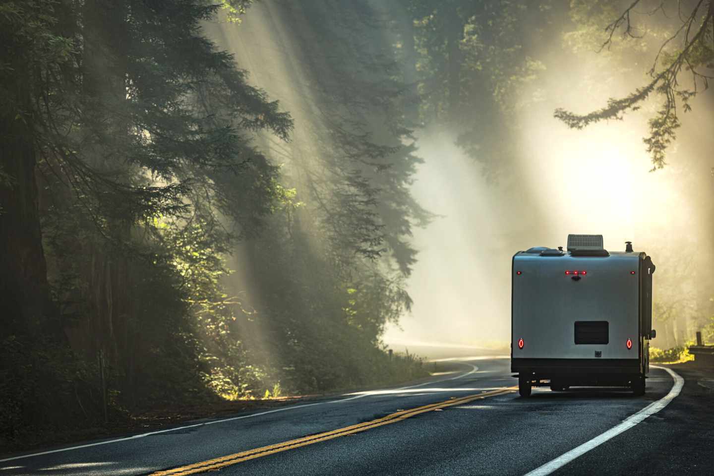 usa-kalifornien-redwoods-national-und-state-park-reiseanhänger-auf-einer-strasse-g-1346257669.jpg