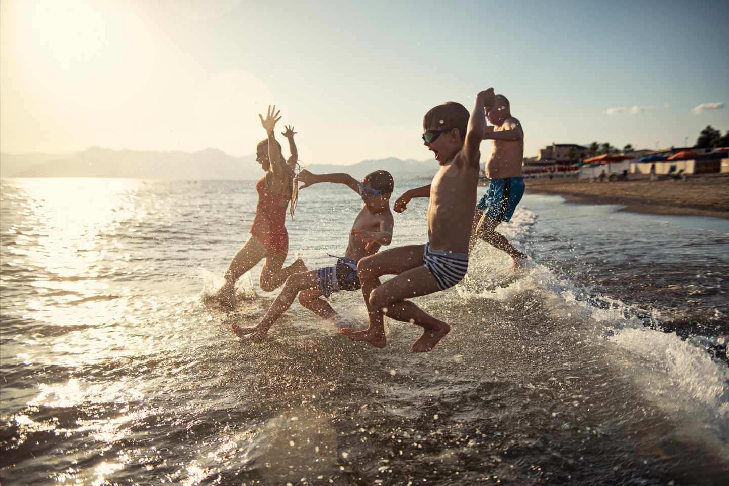 Albanien-Familie-rennt-ins-Wasser-strand-g-2150336397.jpg