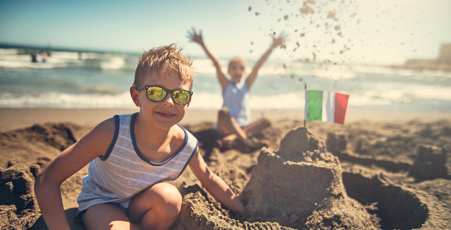 blt36e7b294ef3d2a19-italien-zwei-jungs-spielen-am-strand-g-868887990.jpg italien-zwei-jungs-spielen-am-strand-g-868887990.jpg