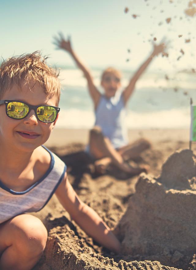 Ausflugsziele Italien mit Kindern: Tipps italien-zwei-jungs-spielen-am-strand-g-868887990.jpg