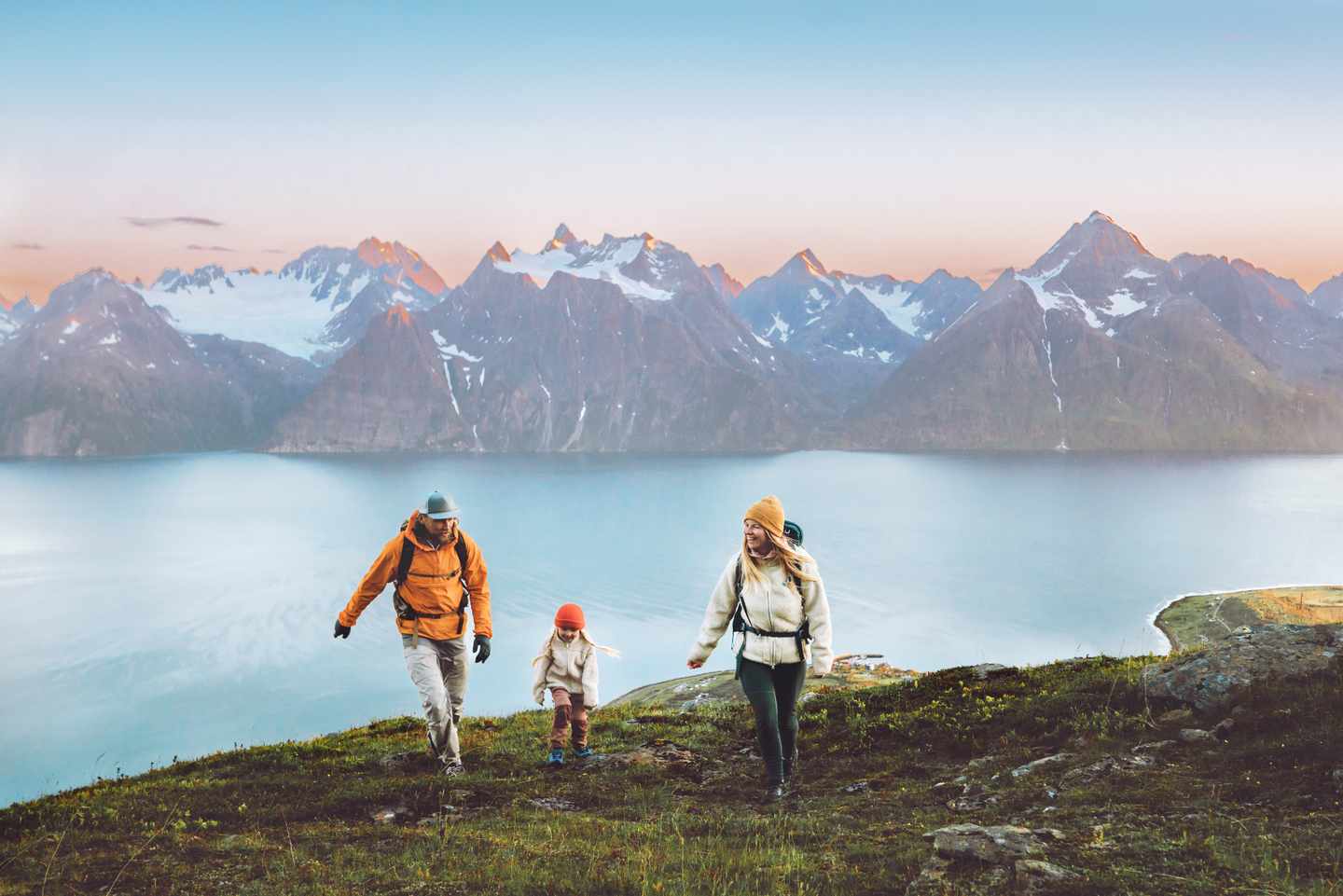 norwegen-familie-wandert-g-2192111996.jpg