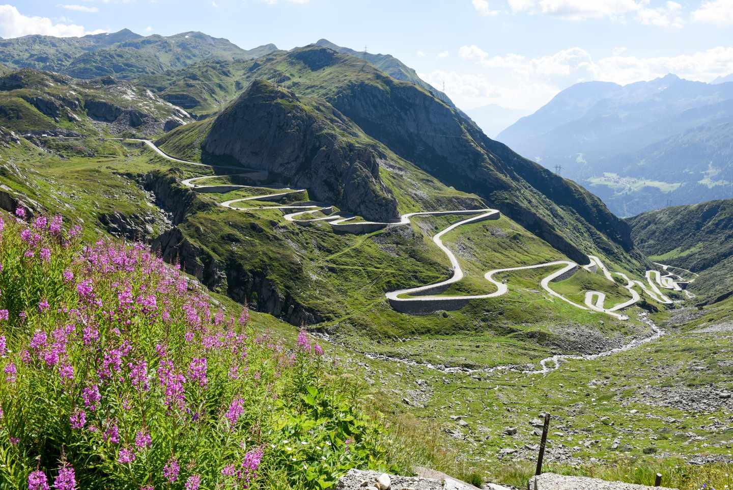 schweiz-tessin-st-gotthard-pass-klein-g-883129974.jpg