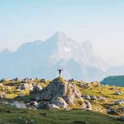 italien-aktivurlaub-backpacker-erkundet-die-hochgebirgspfade-g-1169797452.jpg