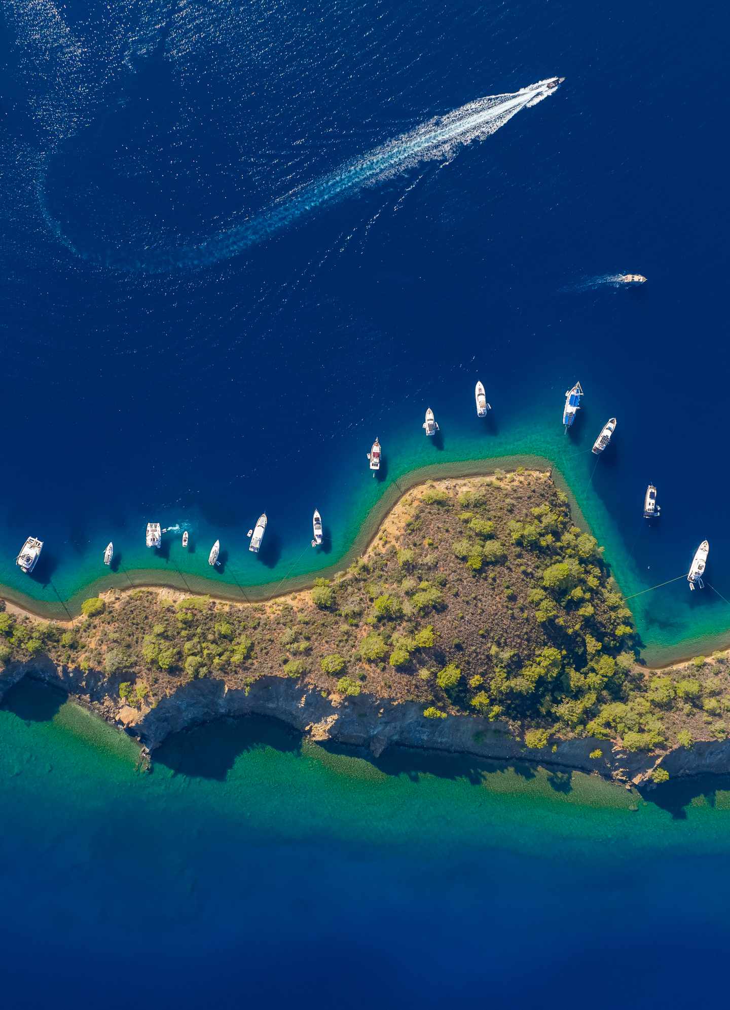 GettyImages-2243618066.jpg GettyImages-2243618066.jpg Luxusyachten die an einer Landzunge oder Insel anlegen von oben fotografiert