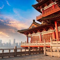 china-tempel-vor-skyline-klein-g-491990549.jpg