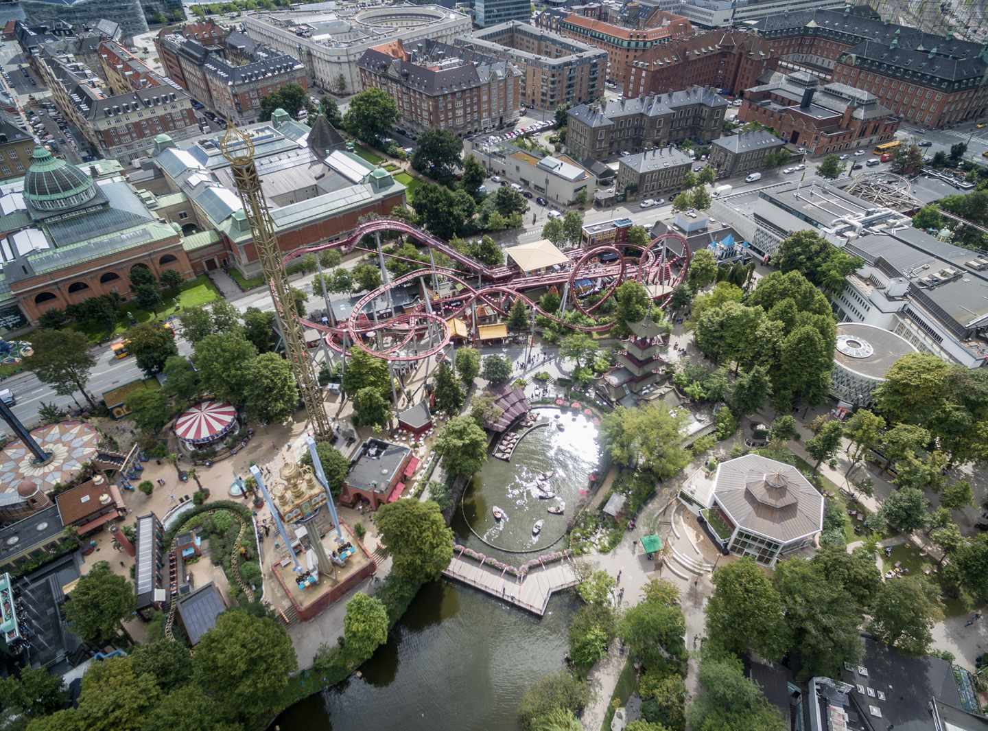 daenemark-kopenhagen-altstadt-tivoli-garten-mit-achterbahn-g-1318819876_bearbeitet.jpg