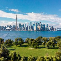 kanada-toronto-luftaufnahme-der-skyline-von-toronto-und-des-ontariosees-g-1155550865.jpg