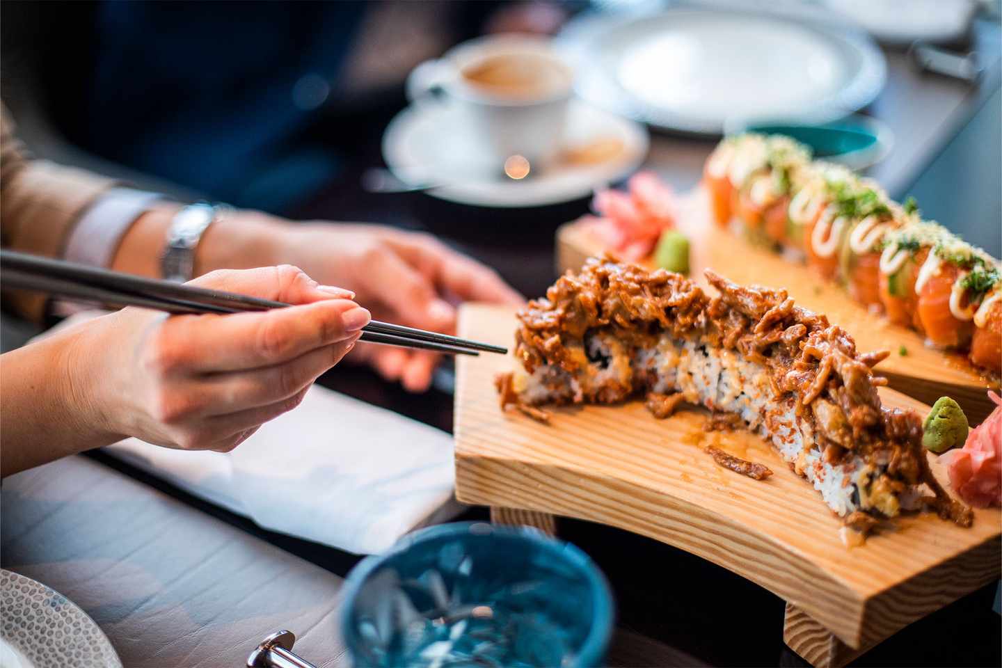 luxus-kulinarische-reiseziele-fuer-gourmets-sushi-zeit-nach-dem-geschaeftstreffen-g-1368472462.jpg