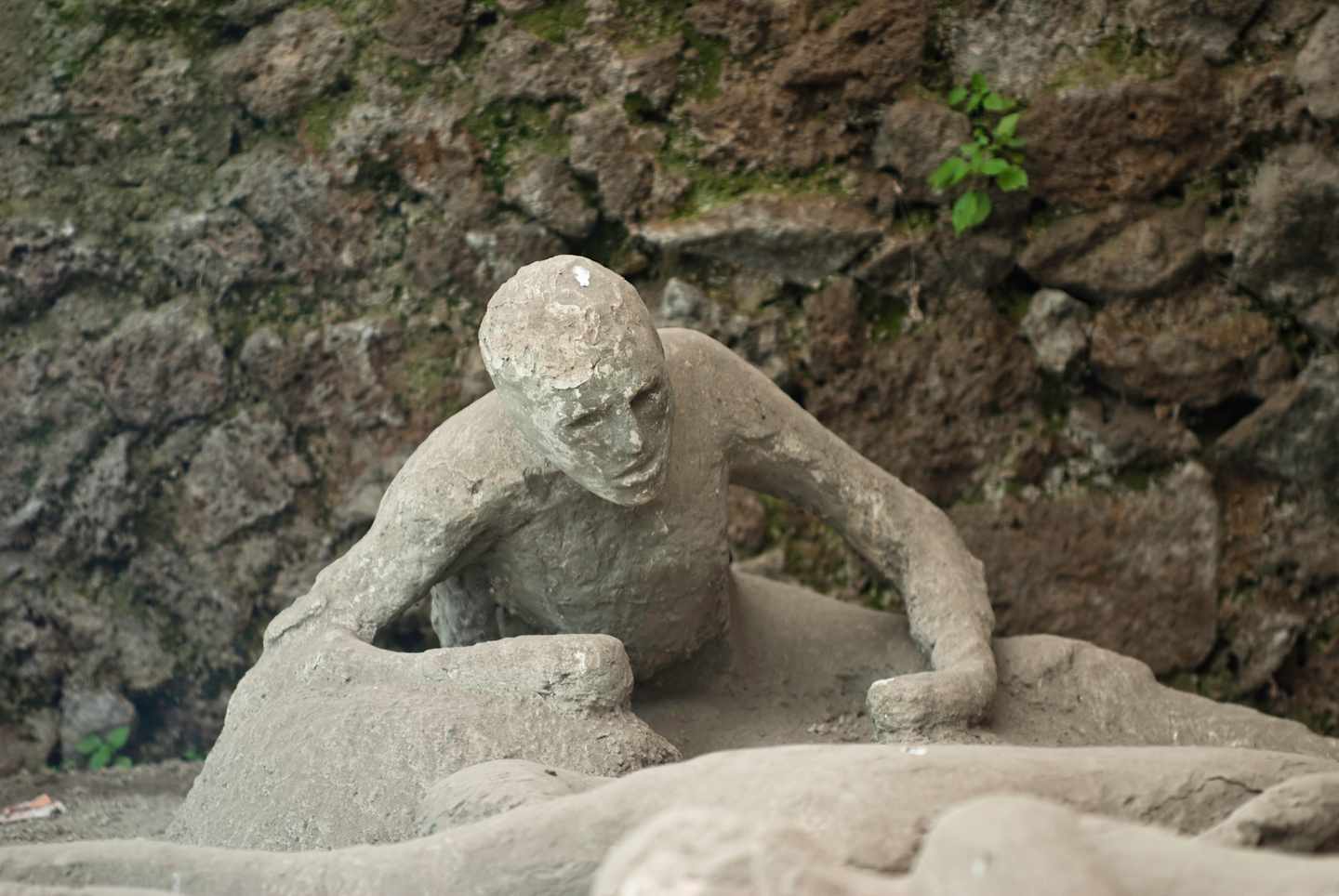 italien-neapel-pompeji-vesuv-versteinerte-opfer-g-171143593.jpg