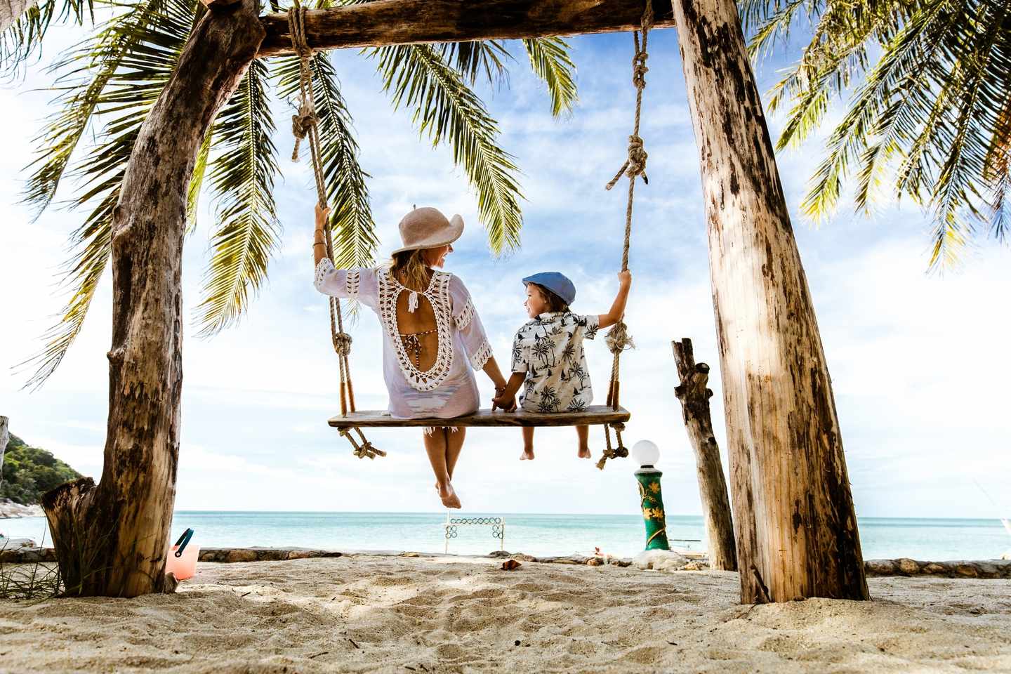 mutter-und-kind-auf-schaukel-an-tropischem-strand-g-1164766295.jpg