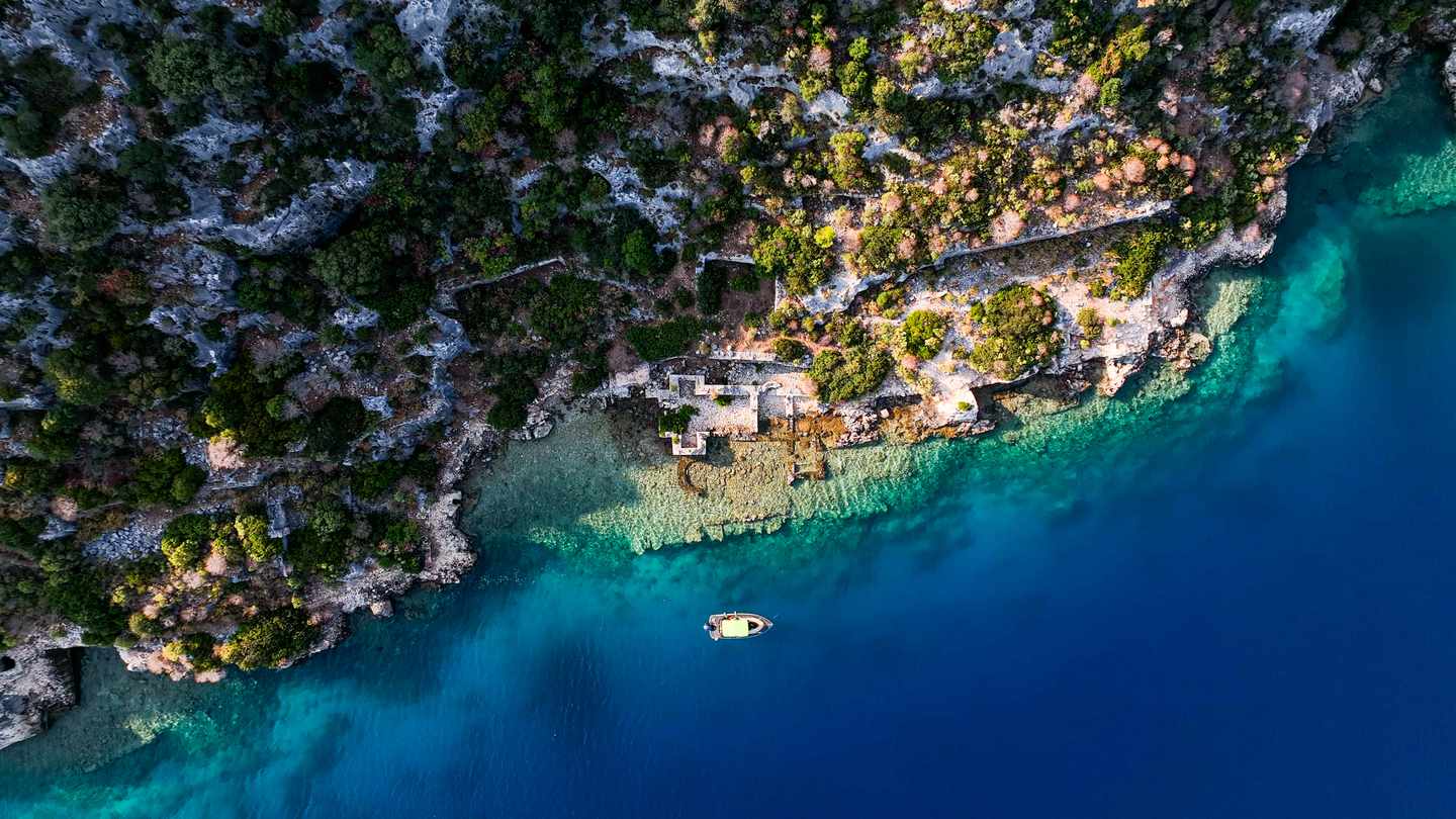 Teilweise untergetauchte antike lykische Stadt Kekova mit der Burg Simena