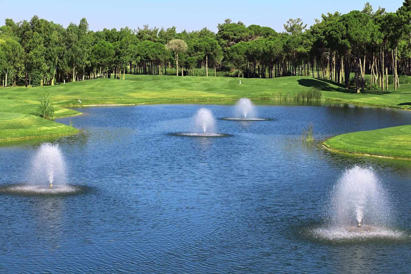 tuerkei-belek-golfplaetze-golf-club-belek-mit-see-und-wasserfontaenen-g-160017916.jpg