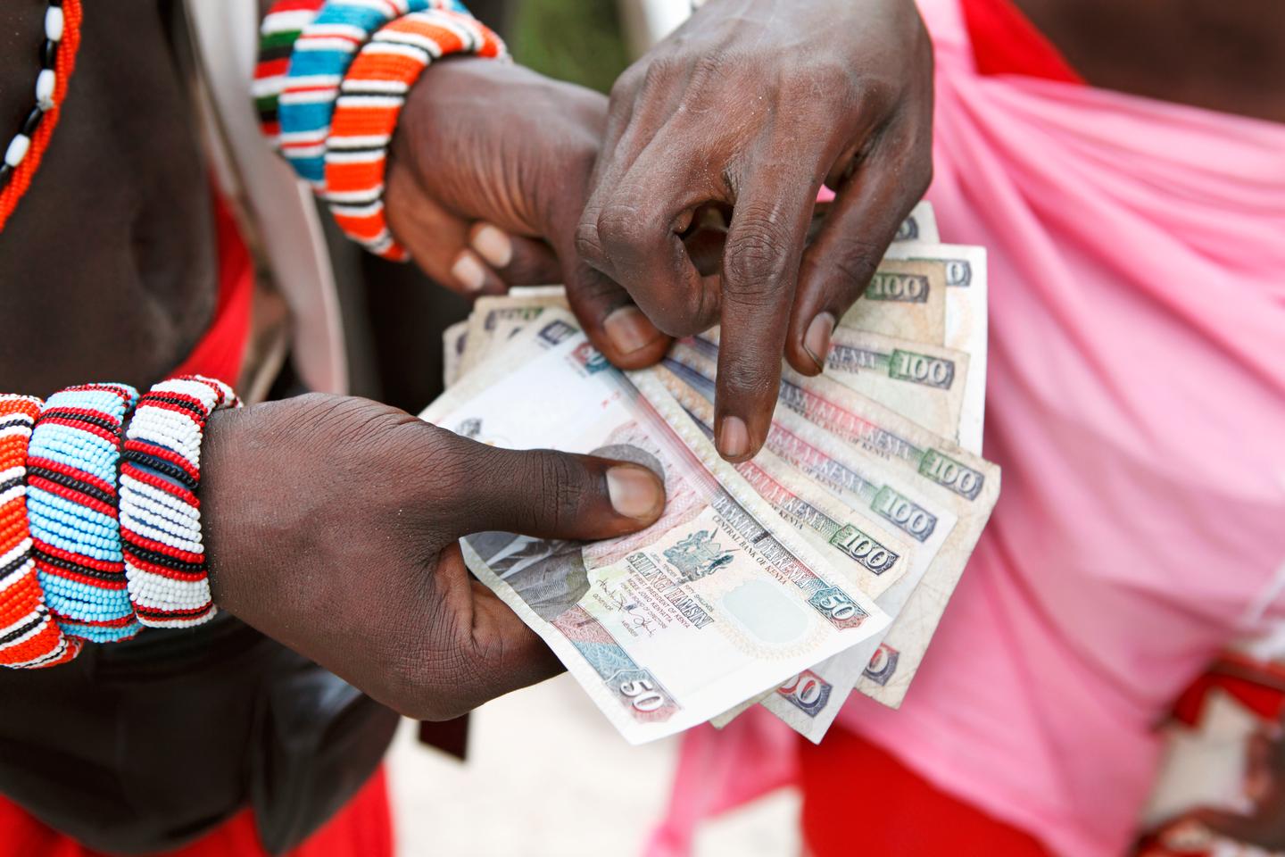 kenia-maennerhaende-geld-g-160342190.jpg