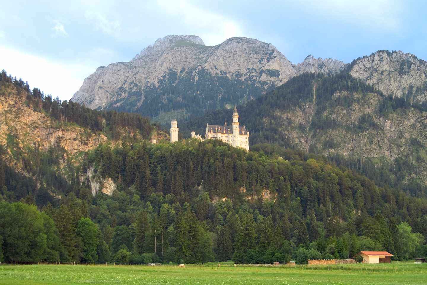 deutschland-bayern-schloss-neuschwanstein-abends-g-179069091.jpg
