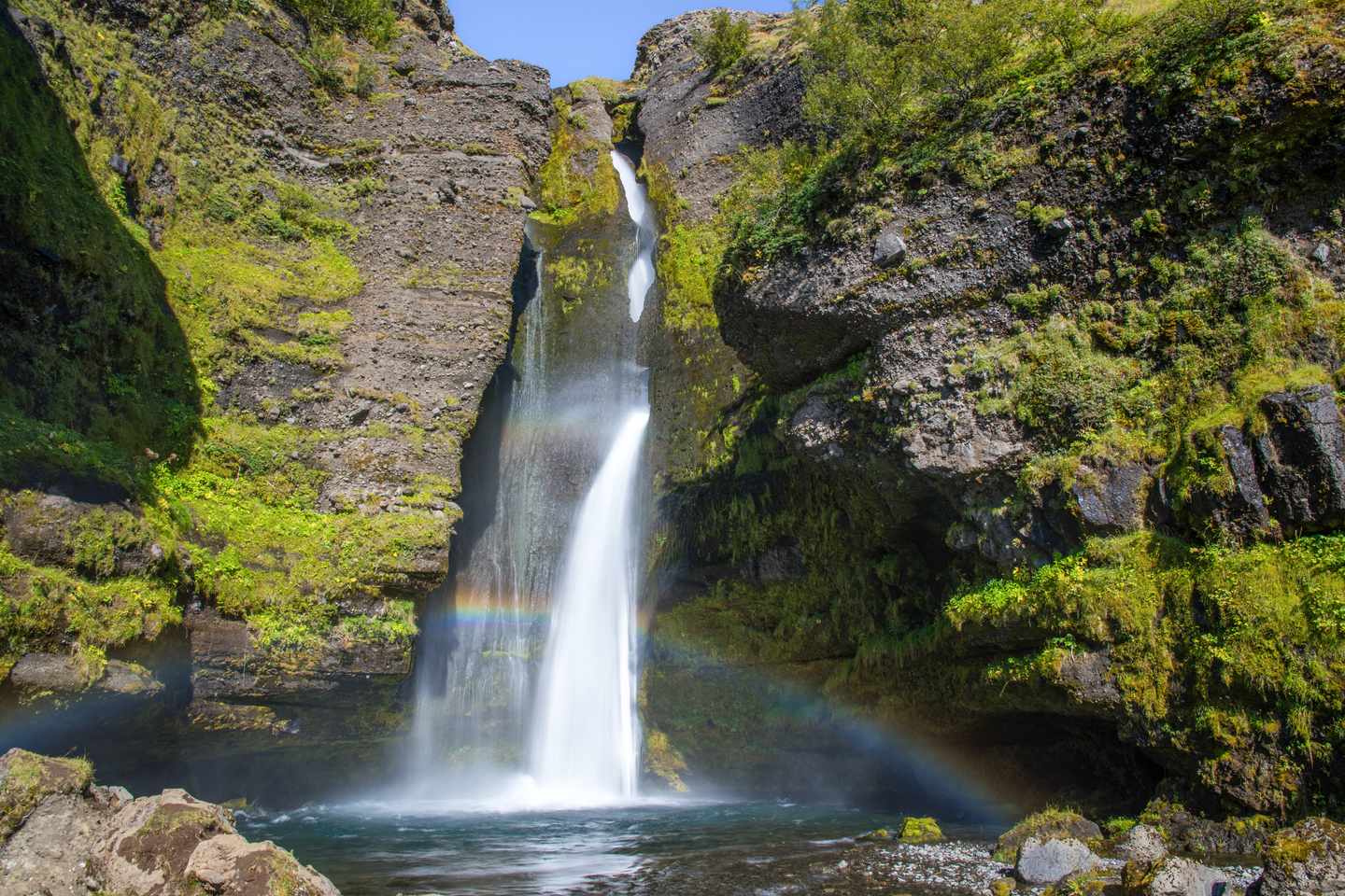 Island_Wasserfall_Gluggafoss _GettyImages-1286033370.jpg