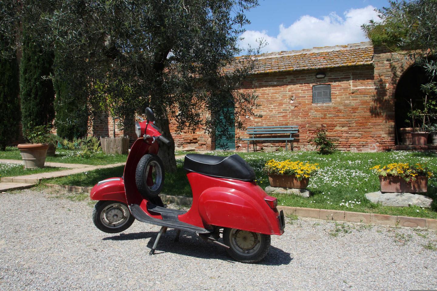 italien-toskana-weingueter-vespa-in-der-toskana-g-172805543.jpg