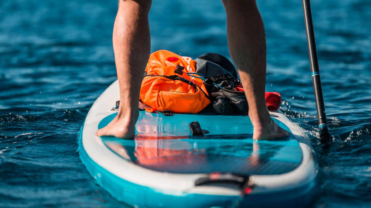 junger-mann-paddelt-sup-stand-up-paddle-g-1367967399.jpg
