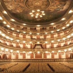 theater-blick-auf-den-innenraum-g-172653134.jpg