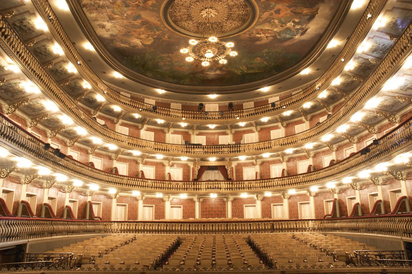 bltd80c344035402c35-theater-blick-auf-den-innenraum-g-172653134.jpg theater-blick-auf-den-innenraum-g-172653134.jpg