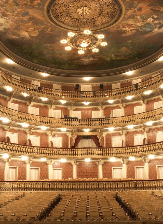 Musical Reise theater-blick-auf-den-innenraum-g-172653134.jpg