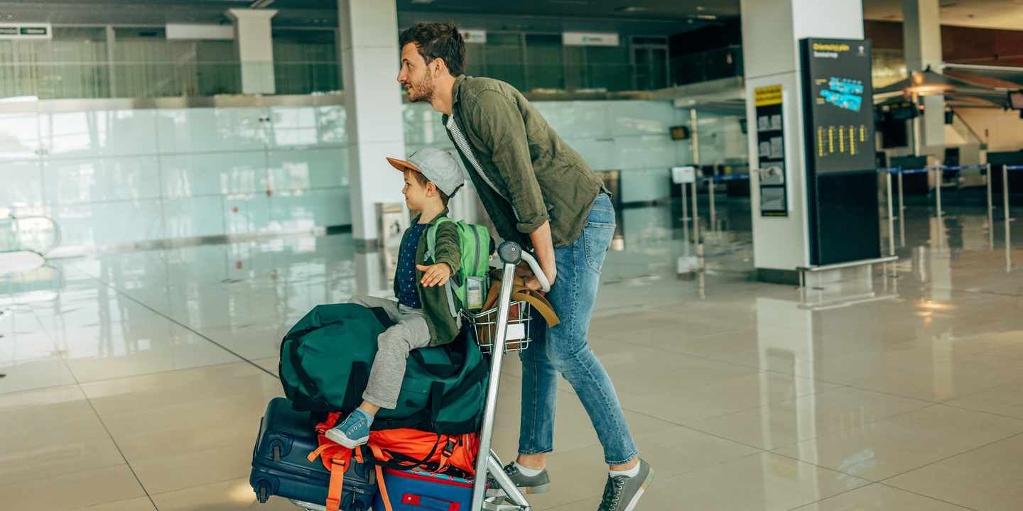 familienurlaub-vater-sohn-flughafen-g-959983186.jpg