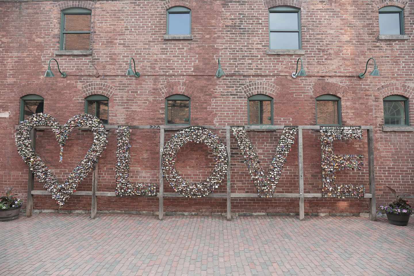 kanada-ontario-toronto-distillery-district-liebesschloesser-g-1429801149.jpg