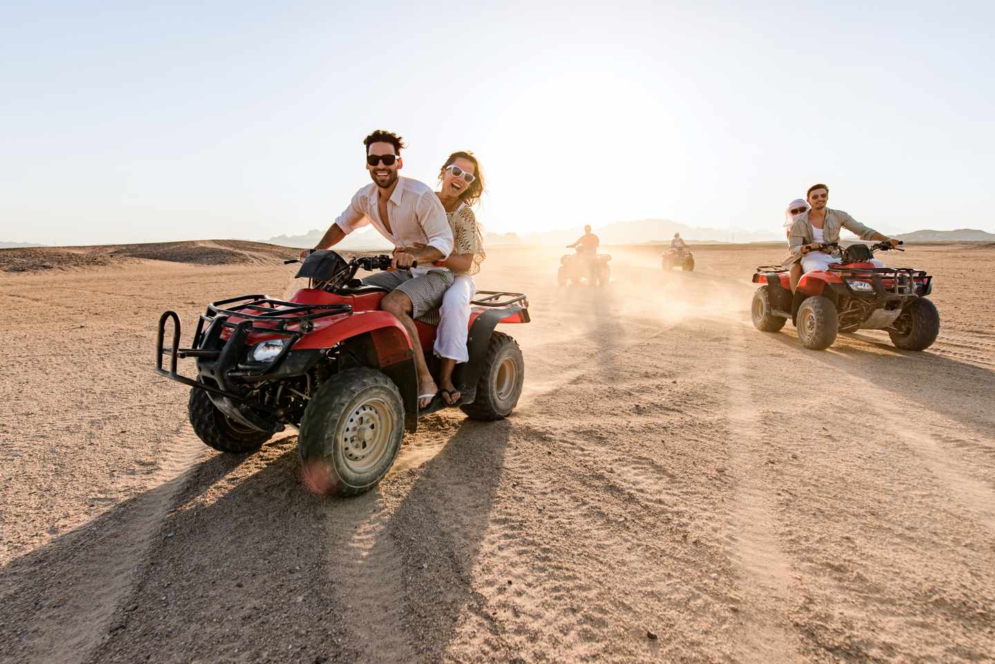 Quad-Tour bei Sonnenuntergang in der Wüste Ägyptens 