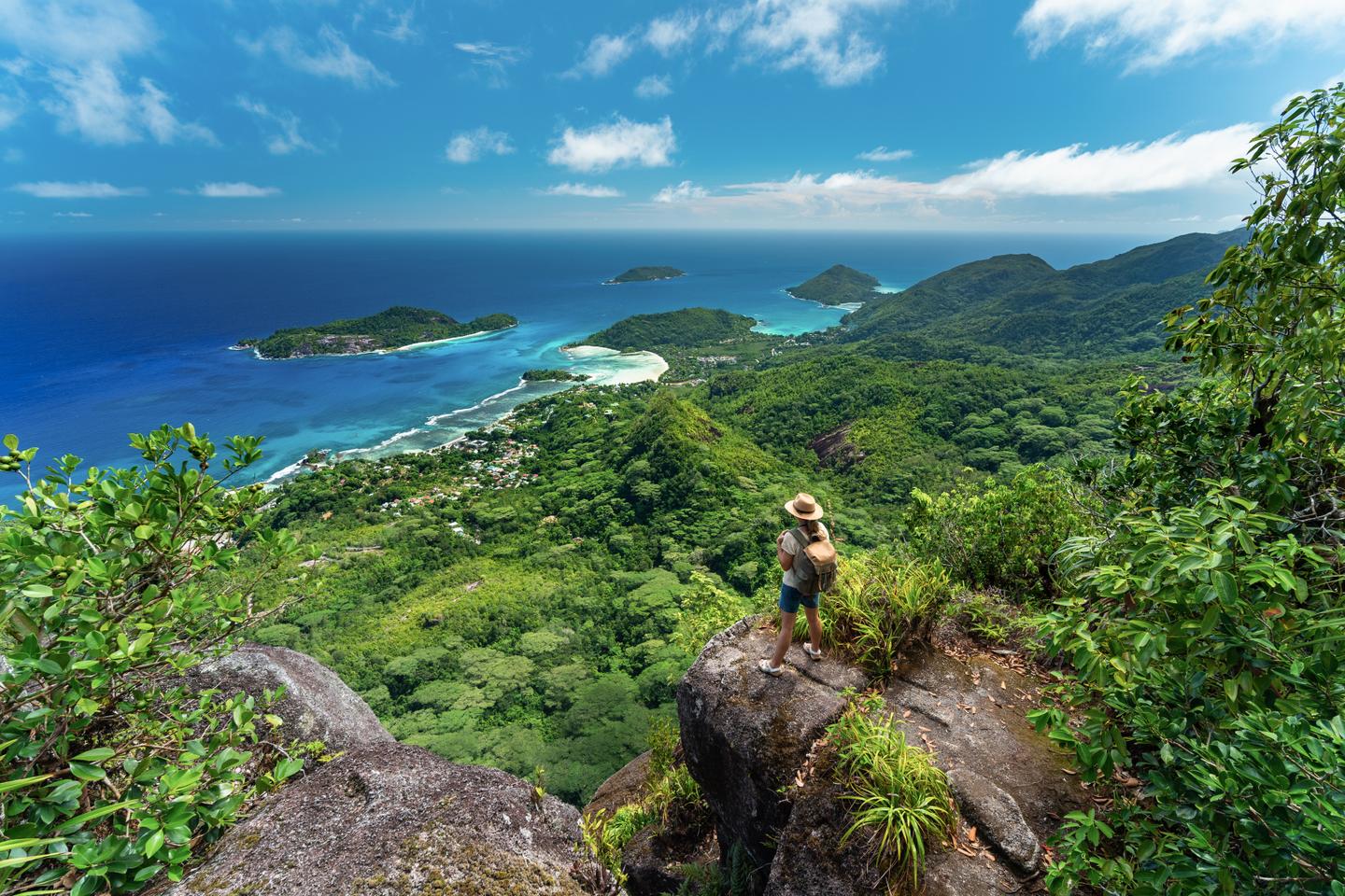 seychellen-mahe-inland-wandererin-geniesst-aussicht-auf-indischen-ozean-g-1150434012.jpg