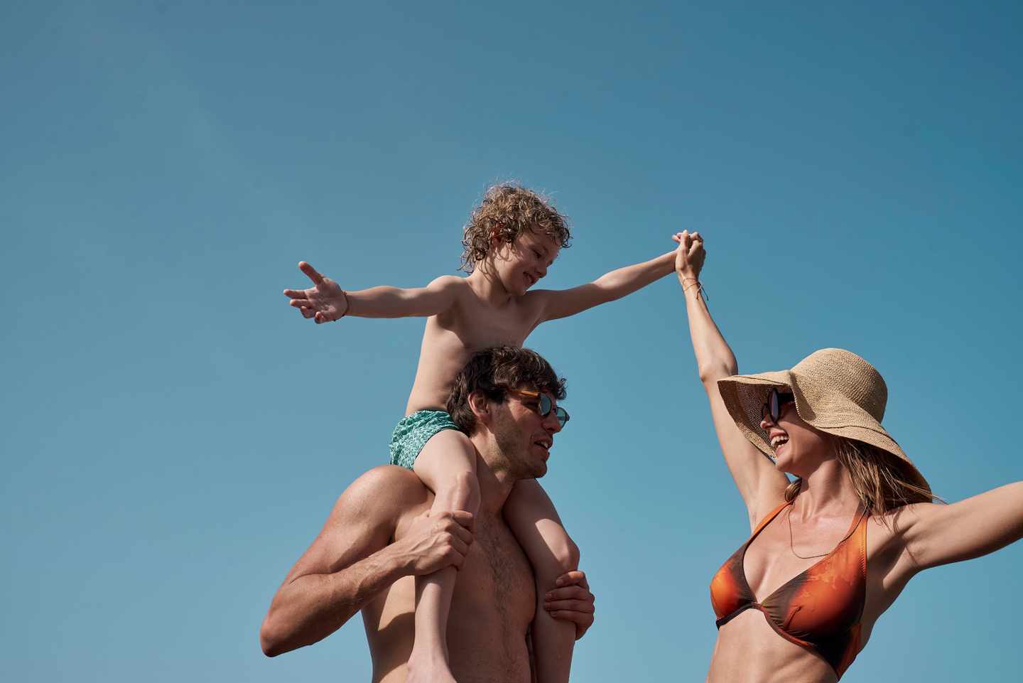 blt50dfdd2af6e44a41-ER_RHO_1.JPG Ella Resorts - Familie hat Spaß am Strand
